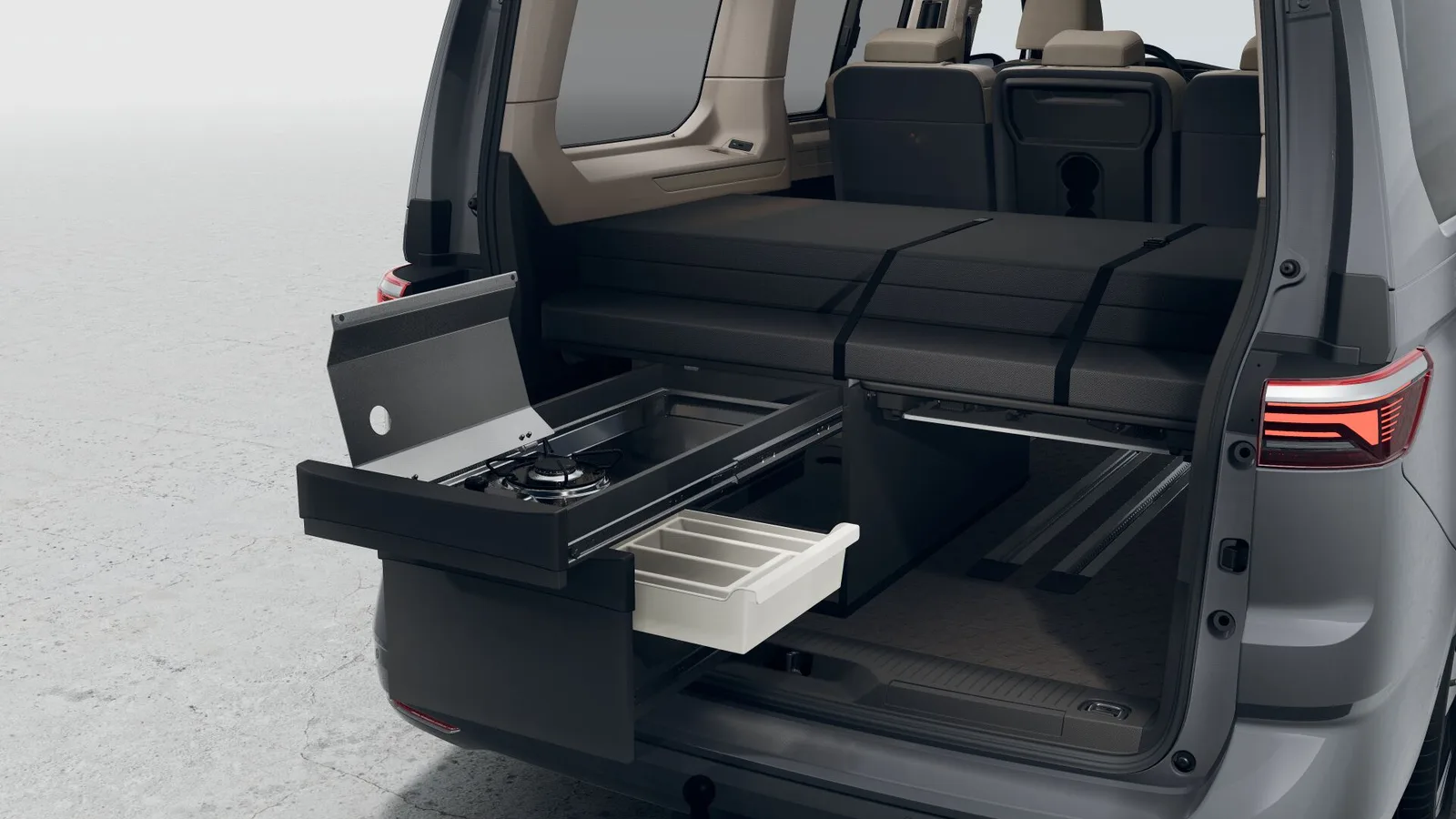 Kuchyňka VW California Beach T7 připravená k pronájmu