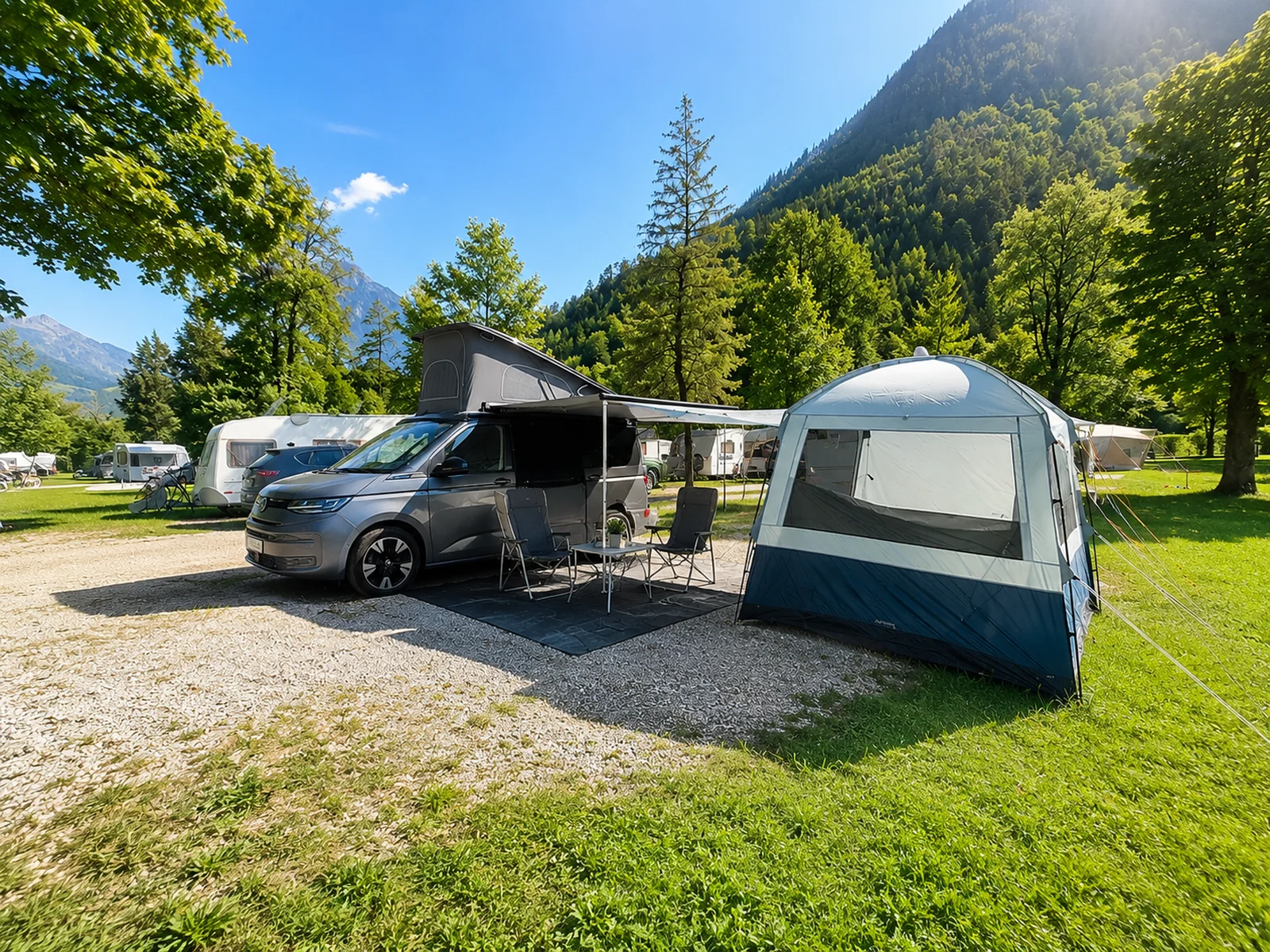 Camper se stanem a markýzou pod Alpami — Rakousko