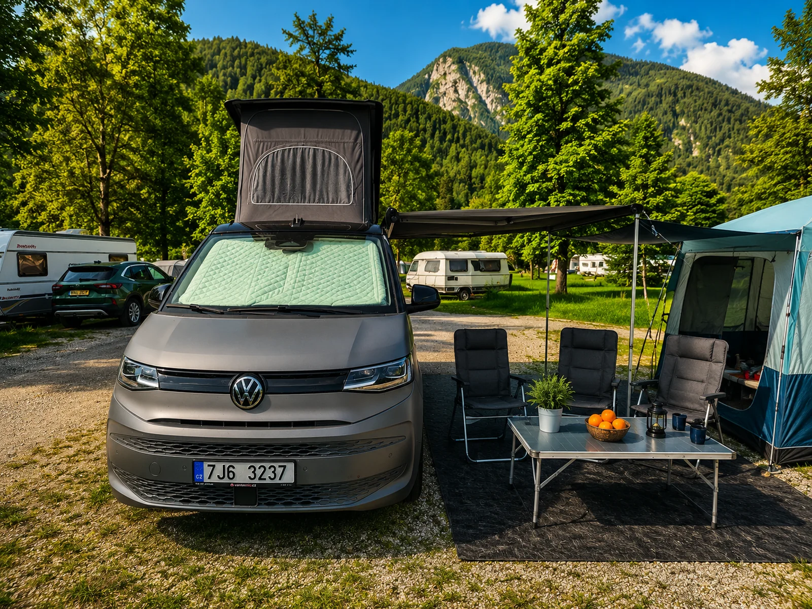VW California Beach T7 zepředu — alpský kemp s posezením