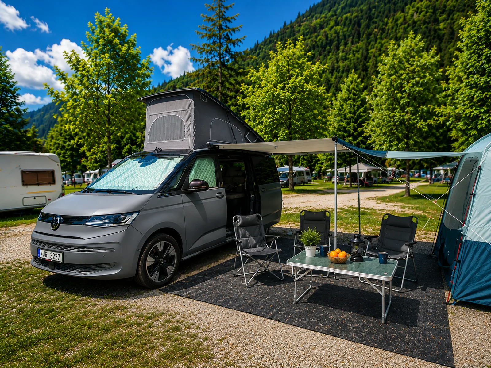 Posezení pod markýzou campervanu — Rakouské Alpy