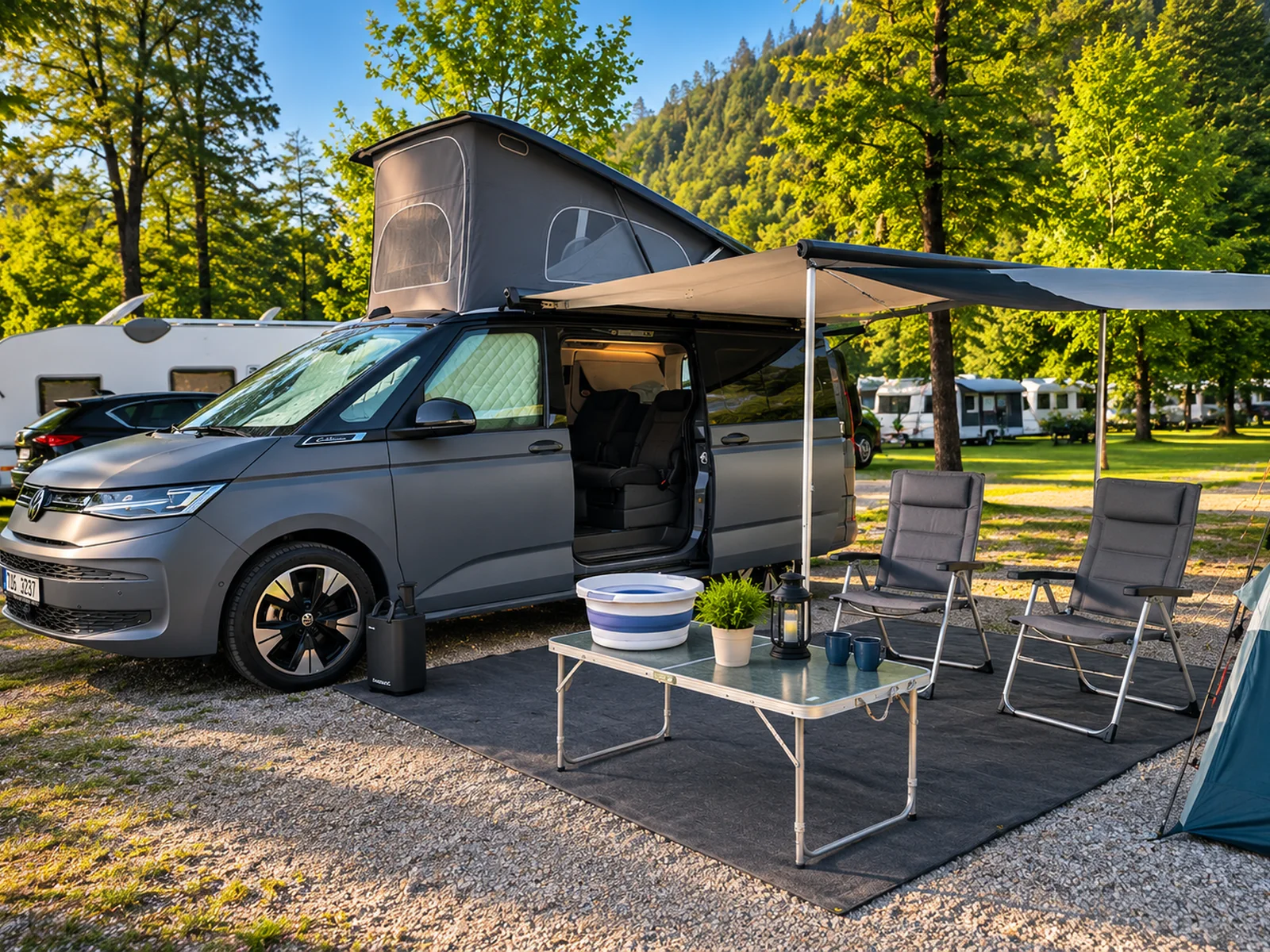 Otevřené posuvné dveře VW California v rakouském kempu